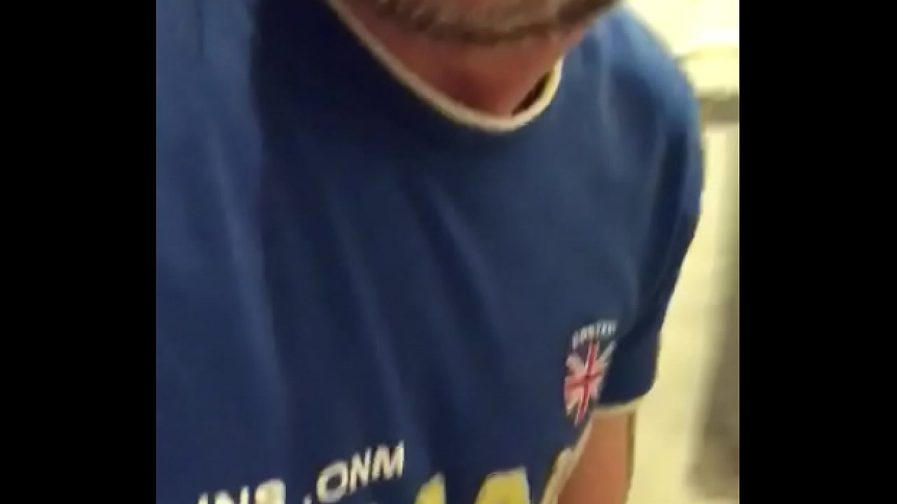 Je d&eacute;cule plein de jus dans les toilettes fier d&rsquo;&ecirc;tre une pute