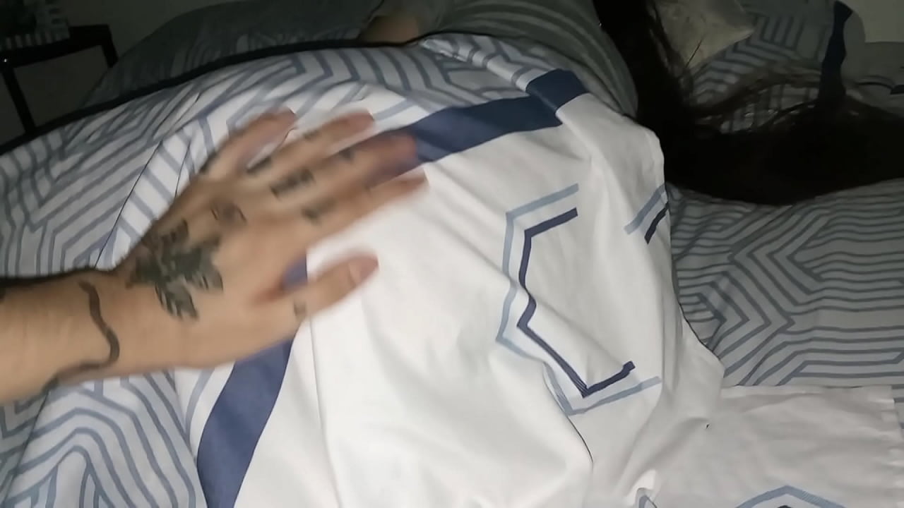 Putita de tanga me deja manosearla toda y le meto los dedos