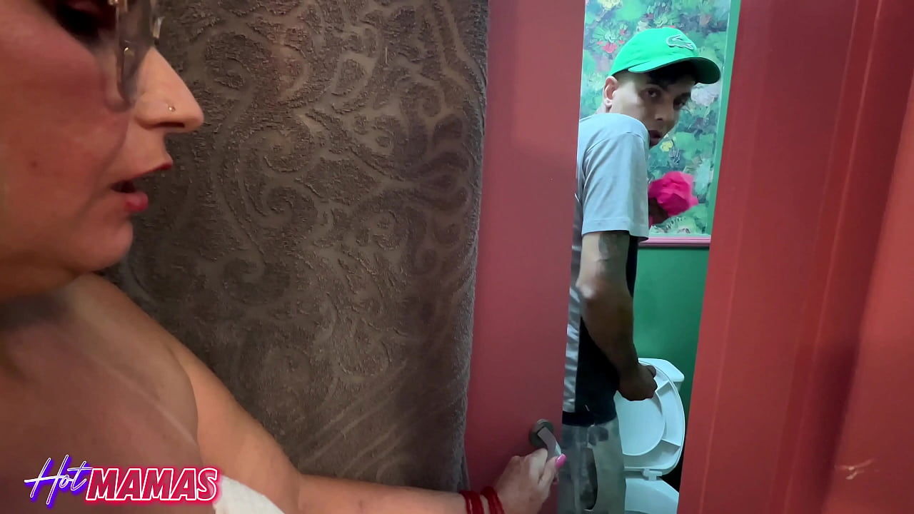 MILF Tiffany Montavani fode com novinho flagrado cheirando a calcinha dela