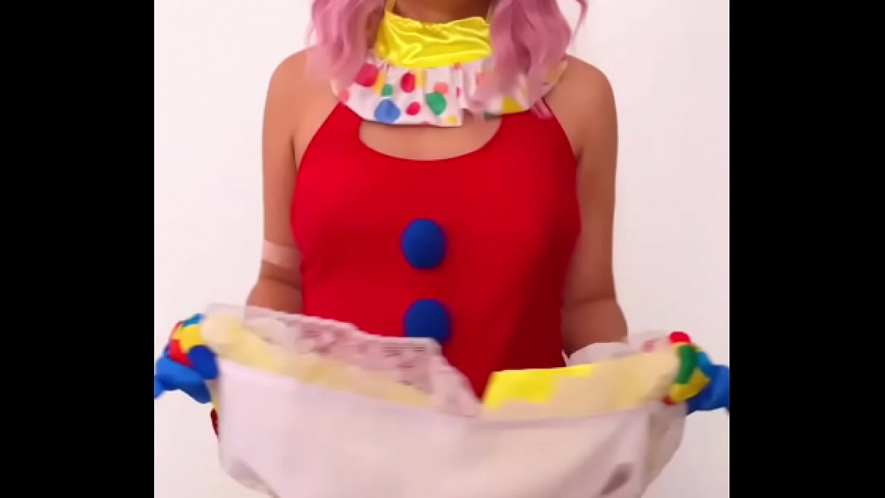 Dabalilela chica timida se levanta la falda en el circo muestra el culo