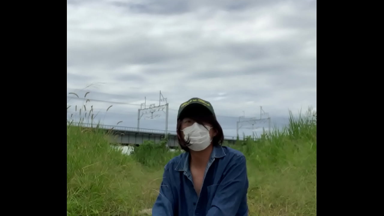 女装子まゆちゃんか河原で全裸になって大股開きをしてみせる