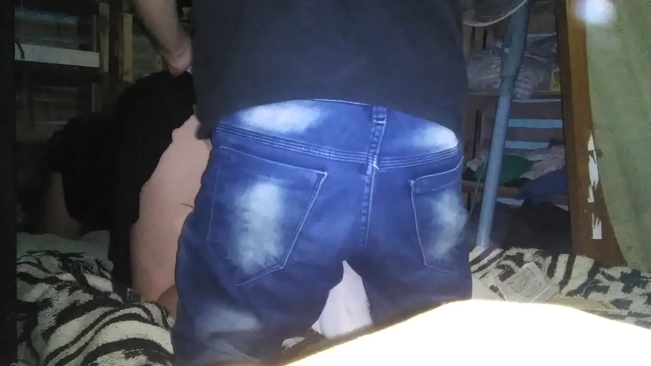 Masturbo a prostituta con tanga rosadita al anochecer cuando todos duermen