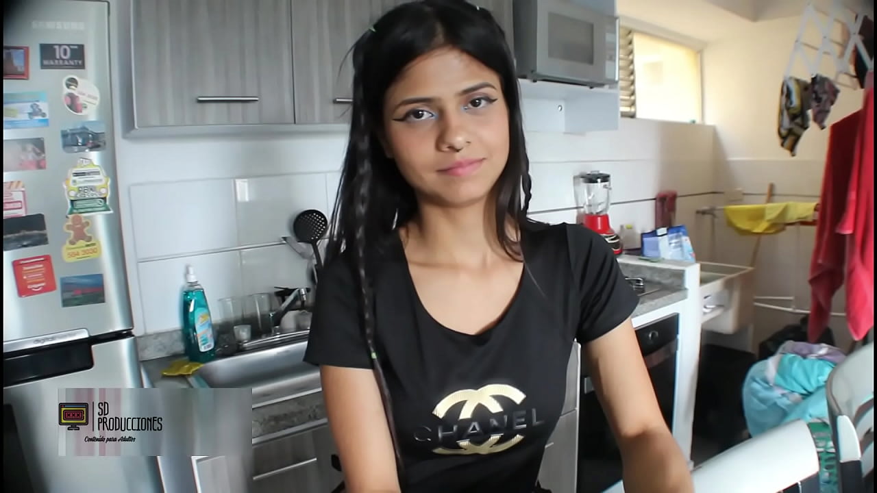 Follo a mi hermanastra despues que la encontr&eacute; en la calle con su novio