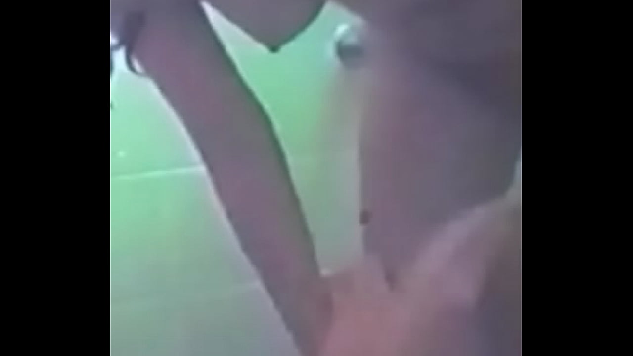 mi hermana cuando se esta ba&ntilde;ando