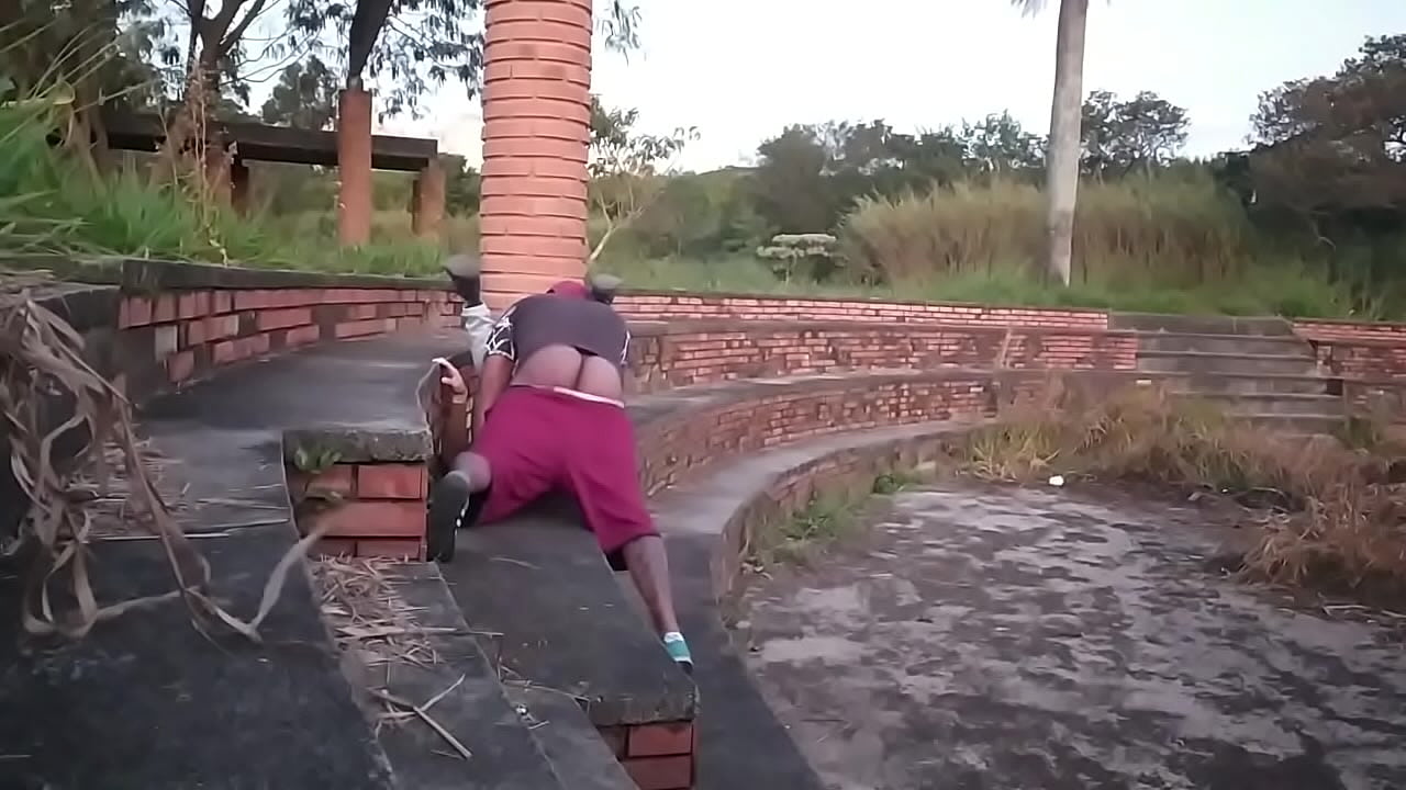 Neg&atilde;o bota viado para mamar em p&uacute;blico