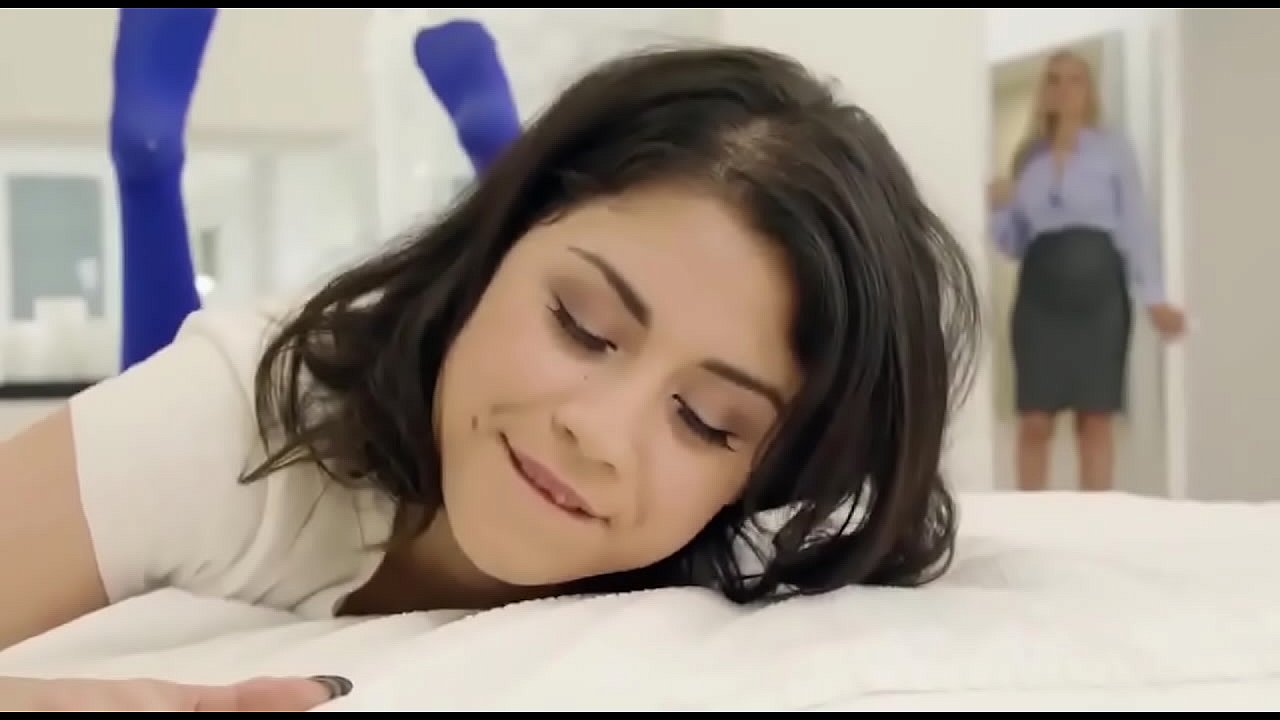 Mutter hilft ihrer Tochter mit Anal