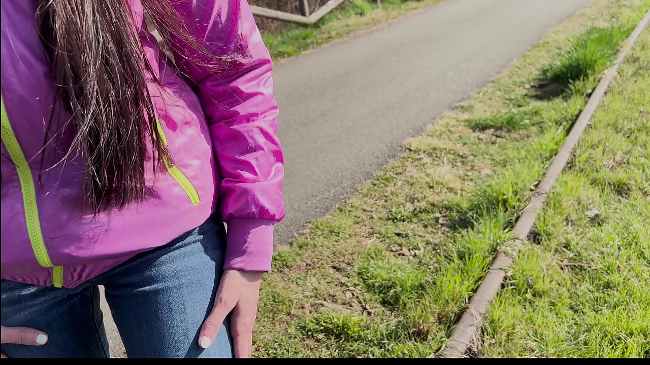 Lara seduce uno sconosciuto nel bosco e lo prende in bocca