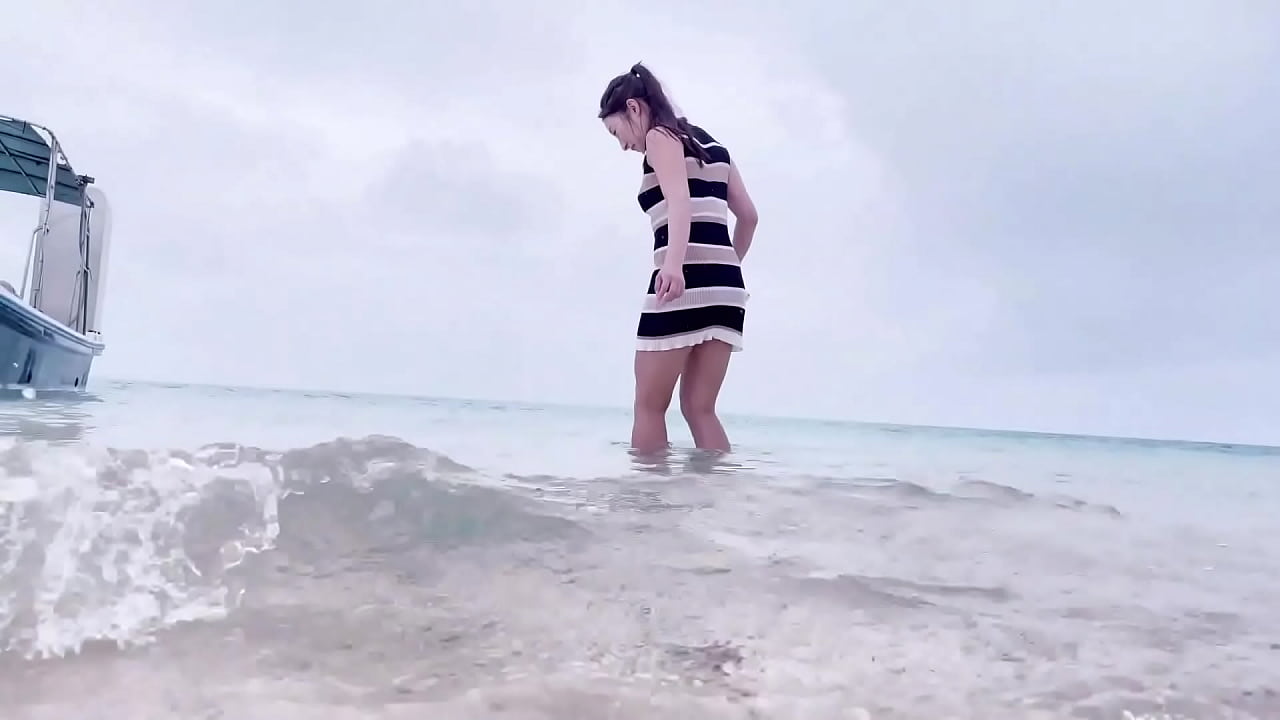 ミニスカートでシュノーケリング