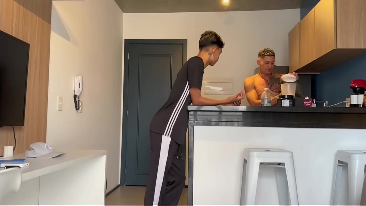 comi o cu do magrinho da cademia sem camisinha