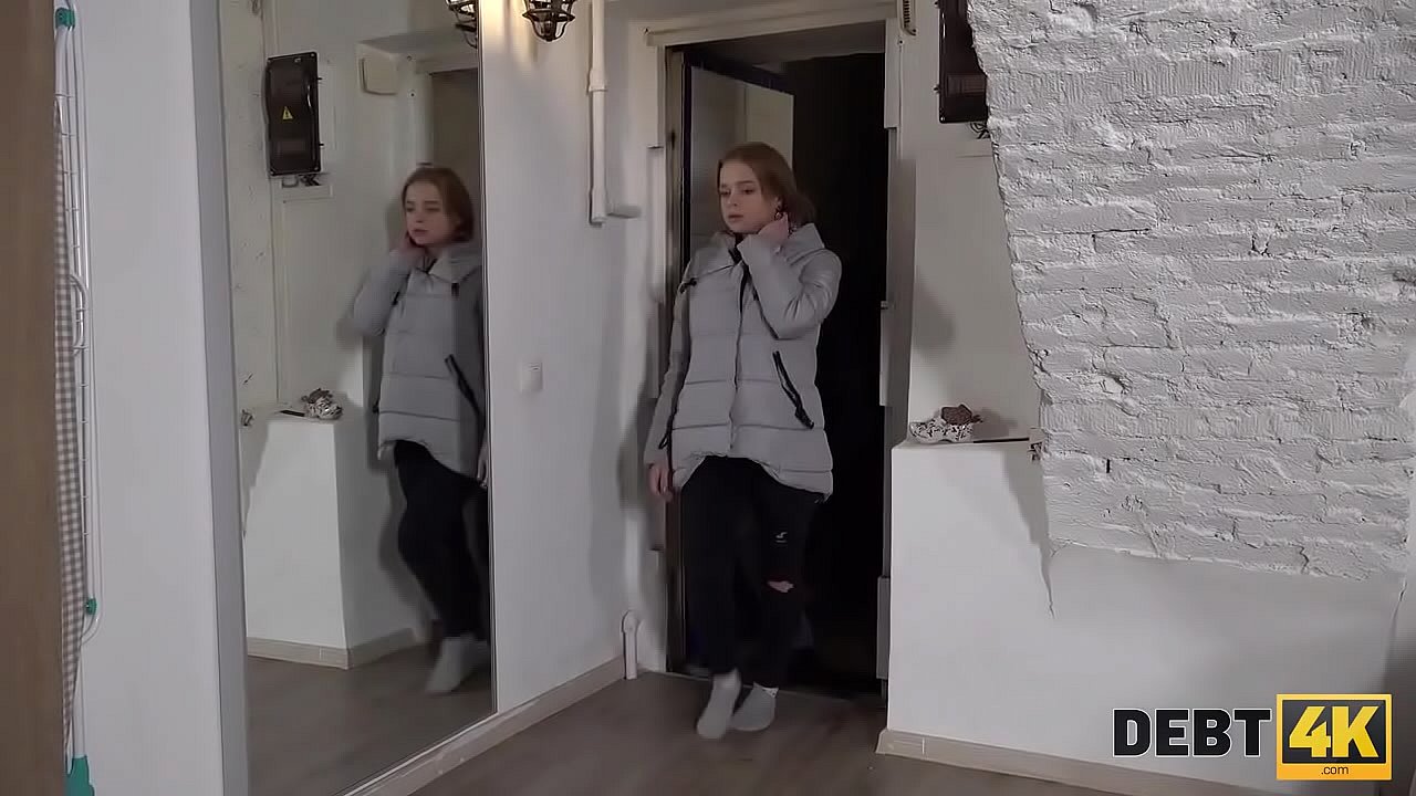 DEBT4k. B&eacute;b&eacute; ne pouvait pas payer la dette pour les gros seins alors un collectionneur l'a bais&eacute;e durement