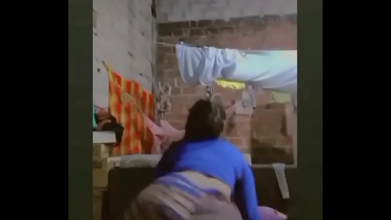 Pendeja moviendo las nalgas