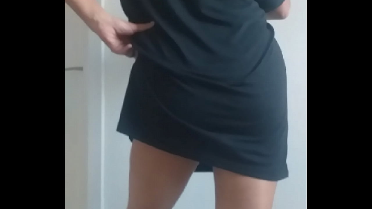 Deneyimli olgun kadın bacaklarıyla kışkırtmayı tercih ediyor