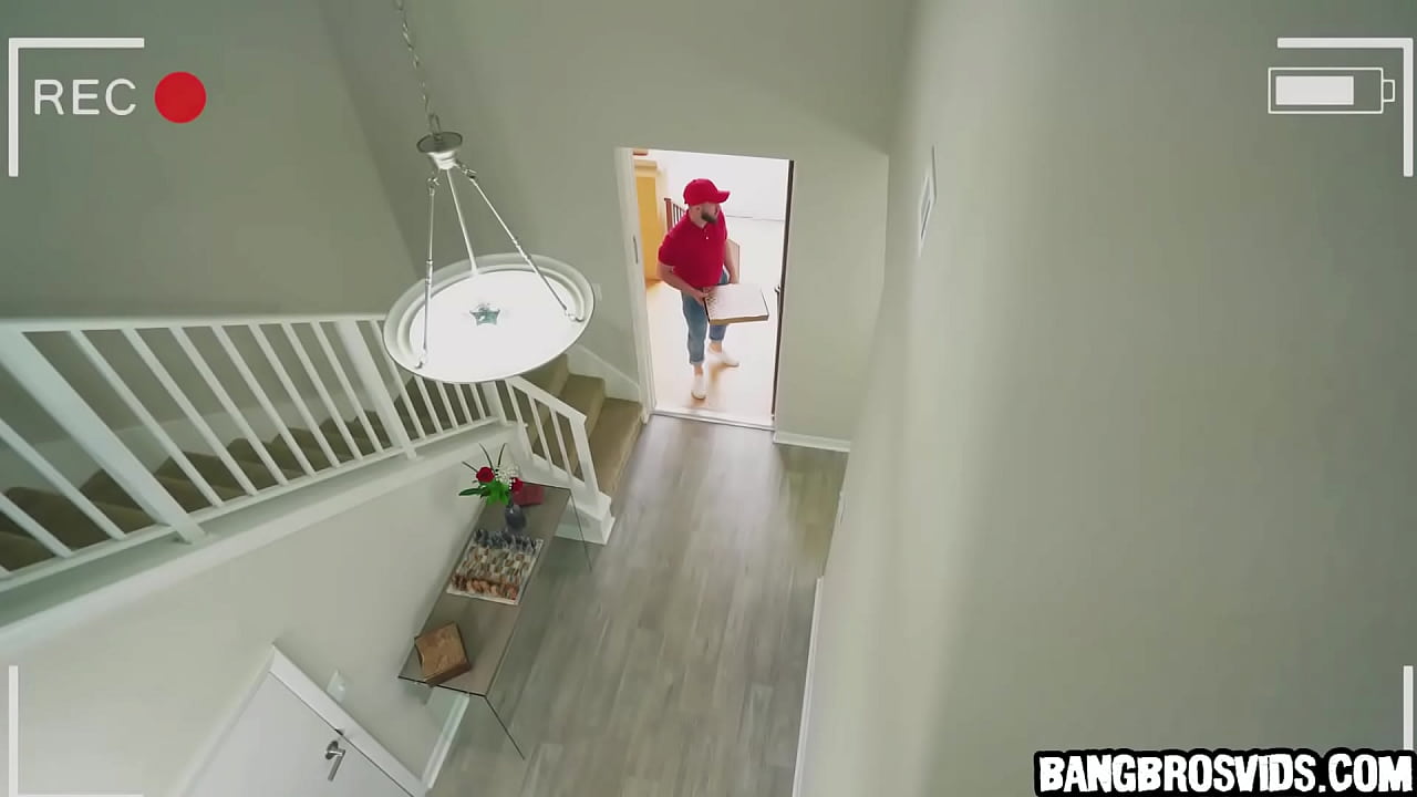 She fuckes the pizza delivery man