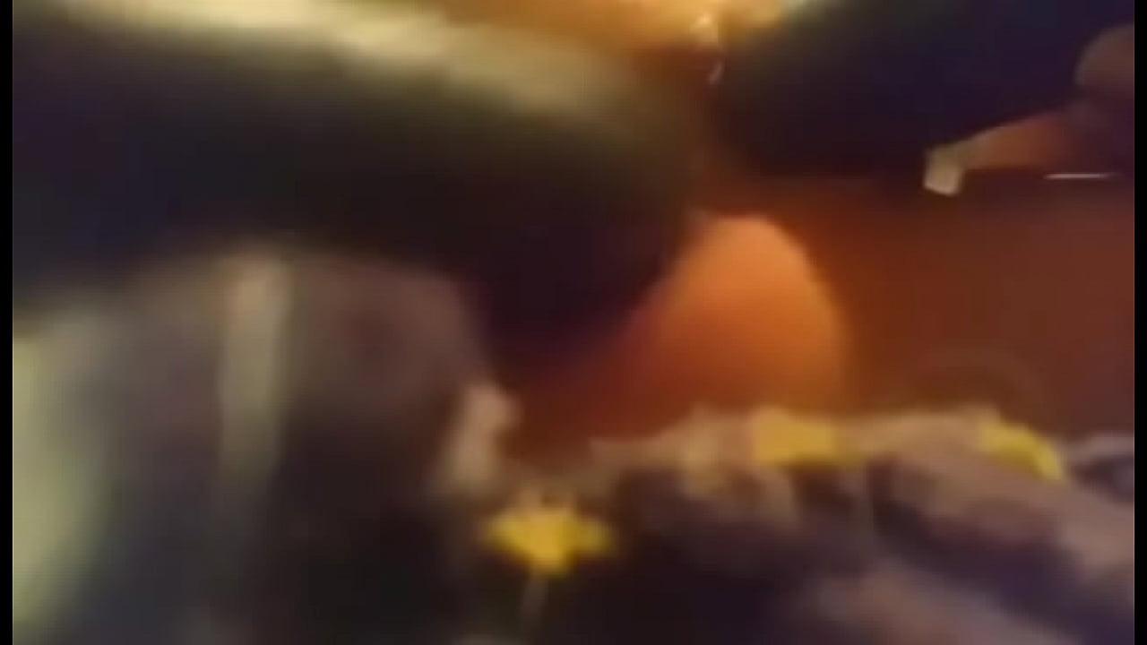 Putita parti&eacute;ndose solita con un par de pepinos