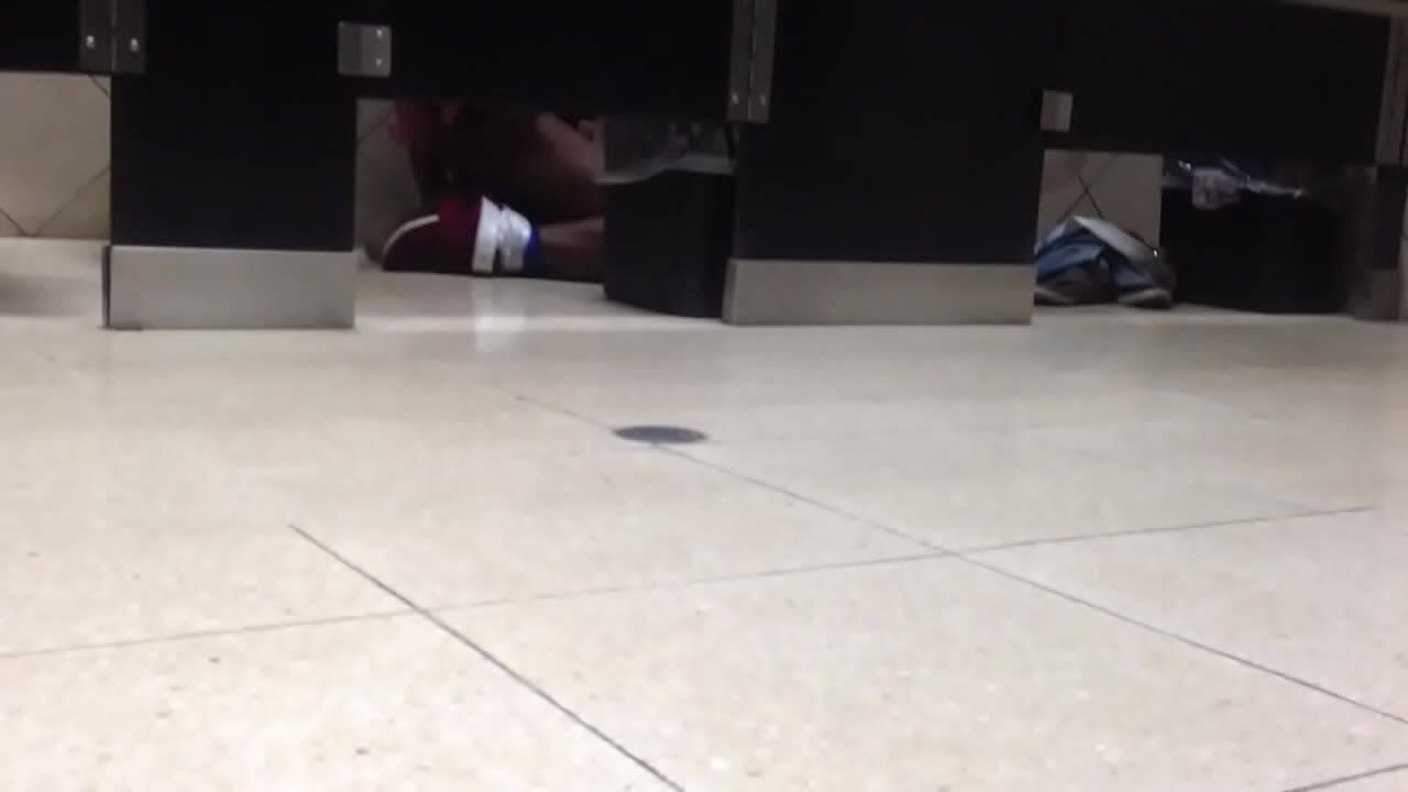 Culiadera en el ba&ntilde;o de la terminal Panam&aacute;