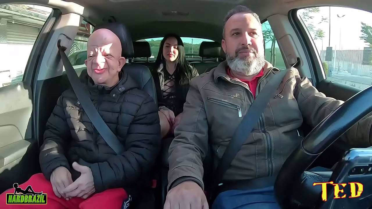 Elisa Sanches aprontou nas ruas de S&atilde;o Paulo com o humorista Bruno Diferente