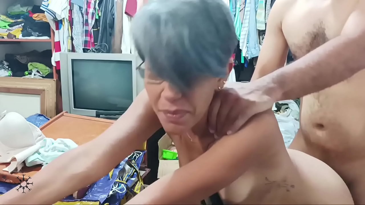 I help my stepbrother who is in trouble and I end up fucking him right in the middle of the room, I hope I don't get pregnant-Porn in Spanish.