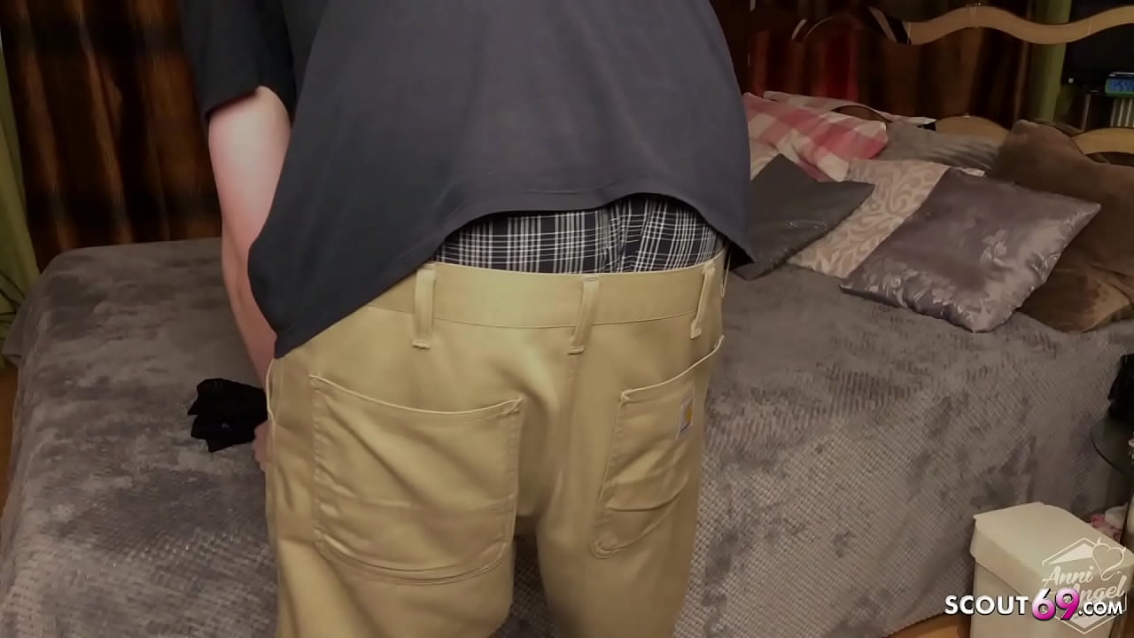 Rothaarige deutsche Tochter erwischt Stief Vater mit ihrer Unterw&auml;sche und l&auml;sst sich ficken