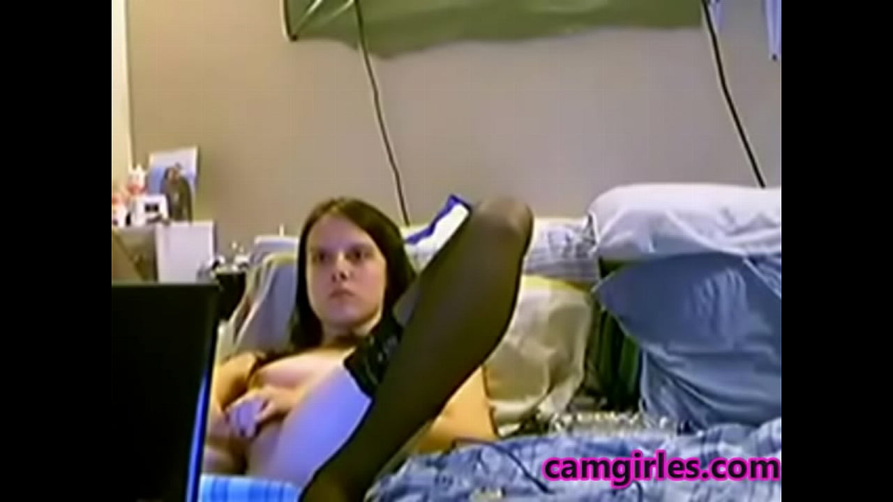 Cute Teen Masturbates Web Cam