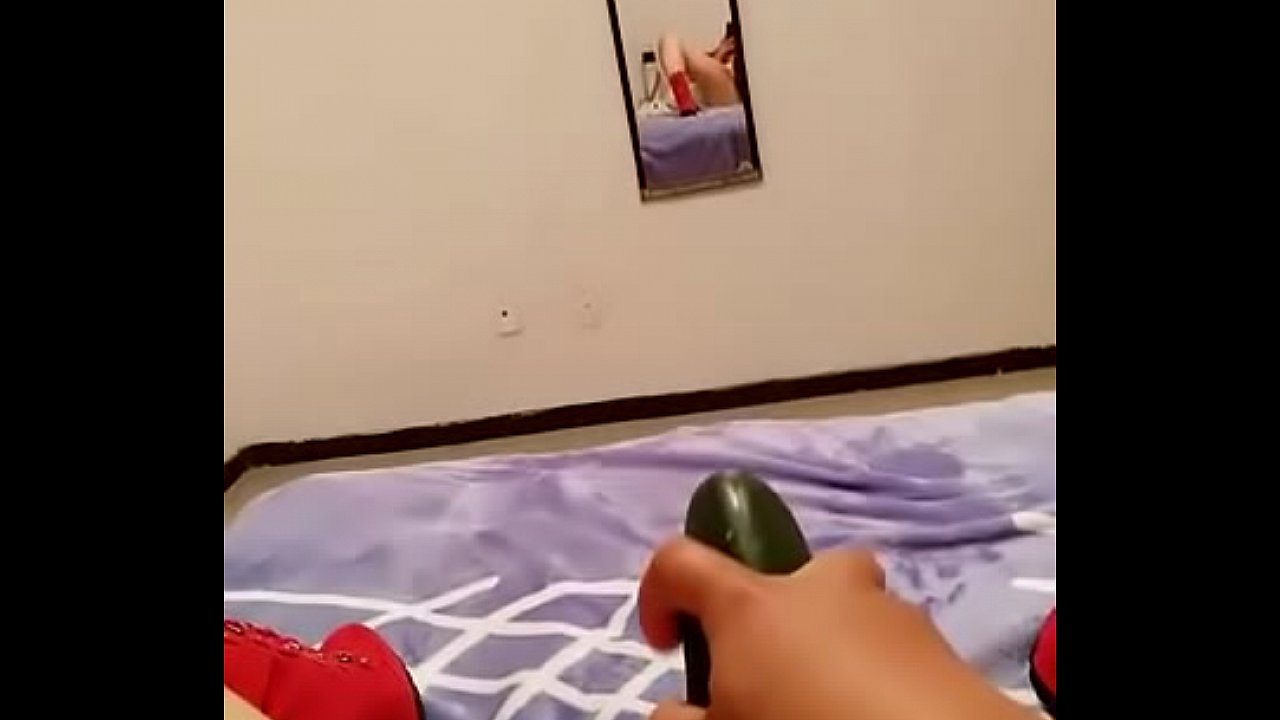 Mi puta se acuerda de  mi verga y se mete un pepino