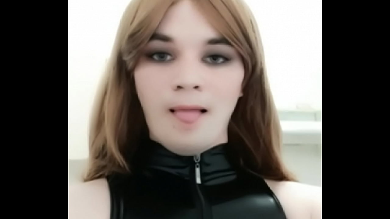 Аделька облизывает губки