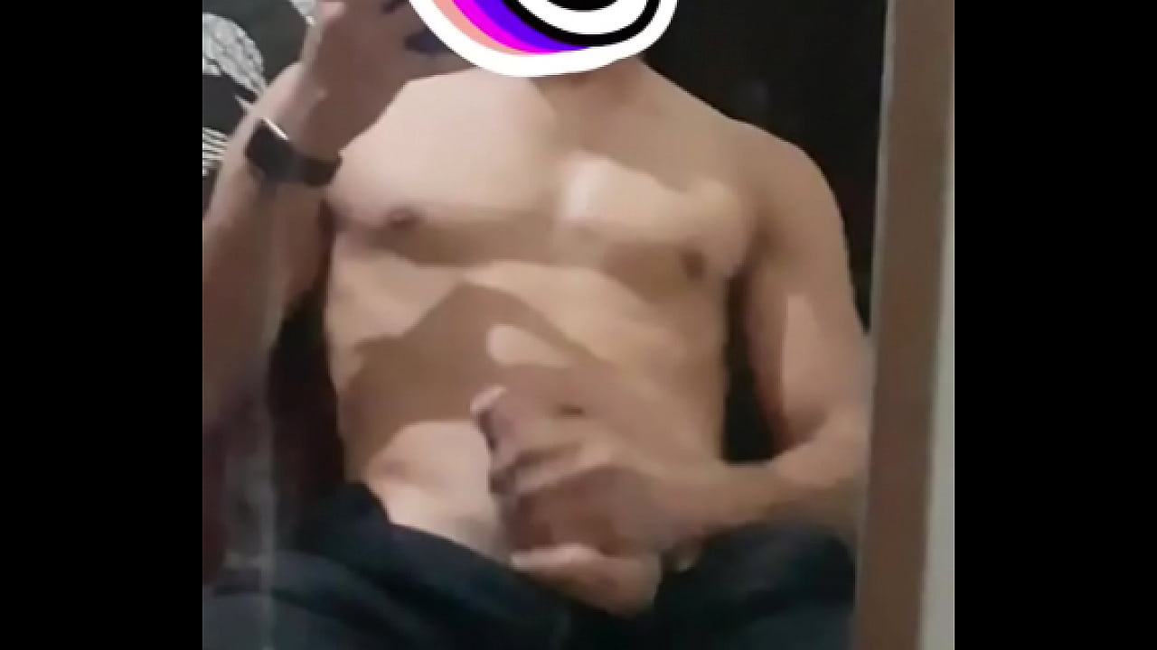 Punhetando no quarto rola grossa