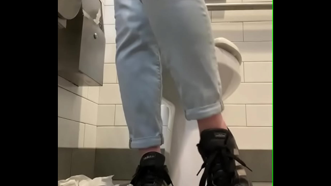 Watch sexy girl in the restroom