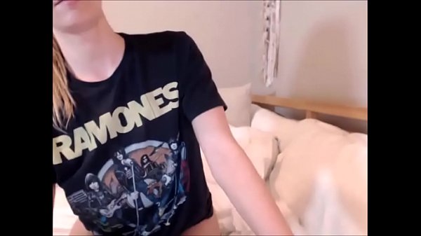 Fille p&acirc;le gifle le cul