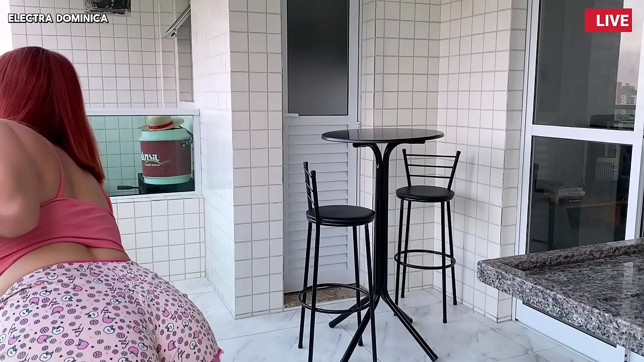 Contratei essa empregada safada que usa esse shortinho para me provocar, olha como balan&ccedil;a essa bunda gostosa