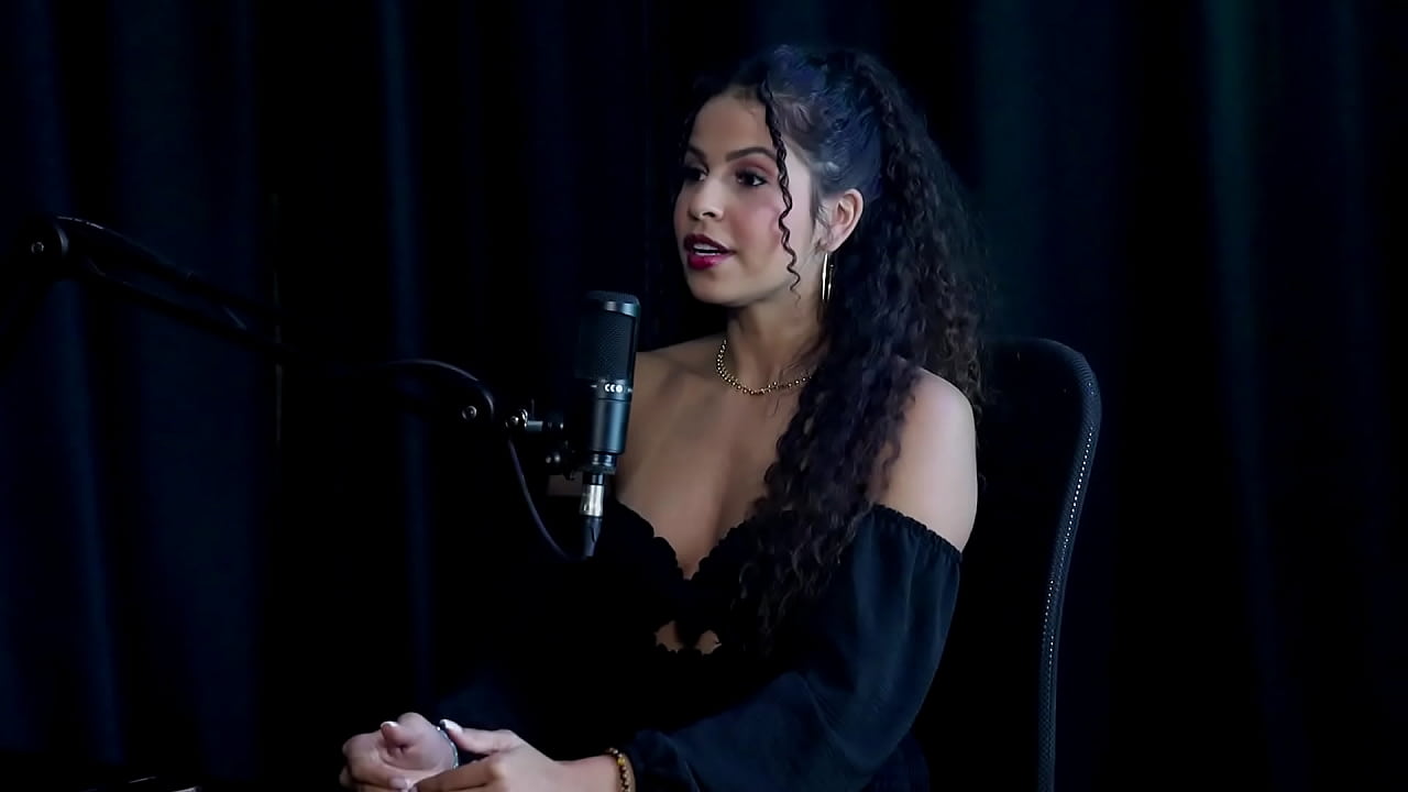 Foi tirando os tabus, tem receio de vazamentos, consulta a m&atilde;e para tudo, e nunca foi em casa de swing - Sweet Karolzinha (WATCH ON: SHEER/RED)