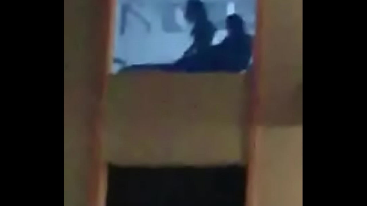 pareja teniendo relaciones sexuales en oficina en p&uacute;blico