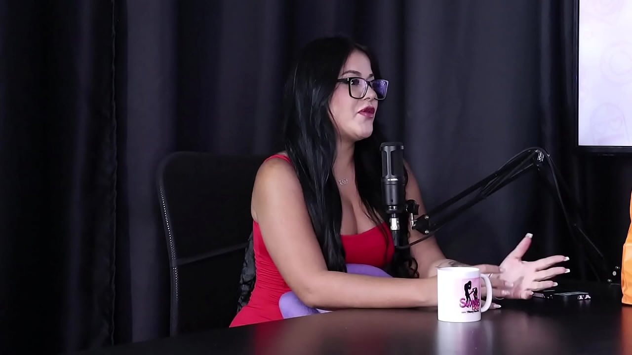 Ela entrava em sites porn&ocirc; vendo outras mulheres fazendo live, at&eacute; que por curiosidade abriu uma, e gostava de postar fotos sensuais - Tata (SHEER/RED)