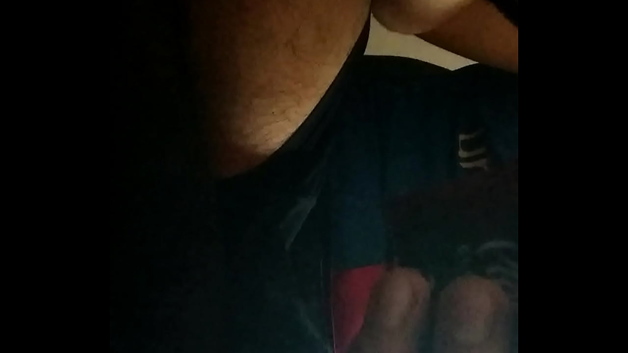 se mete al cuarto y se toca