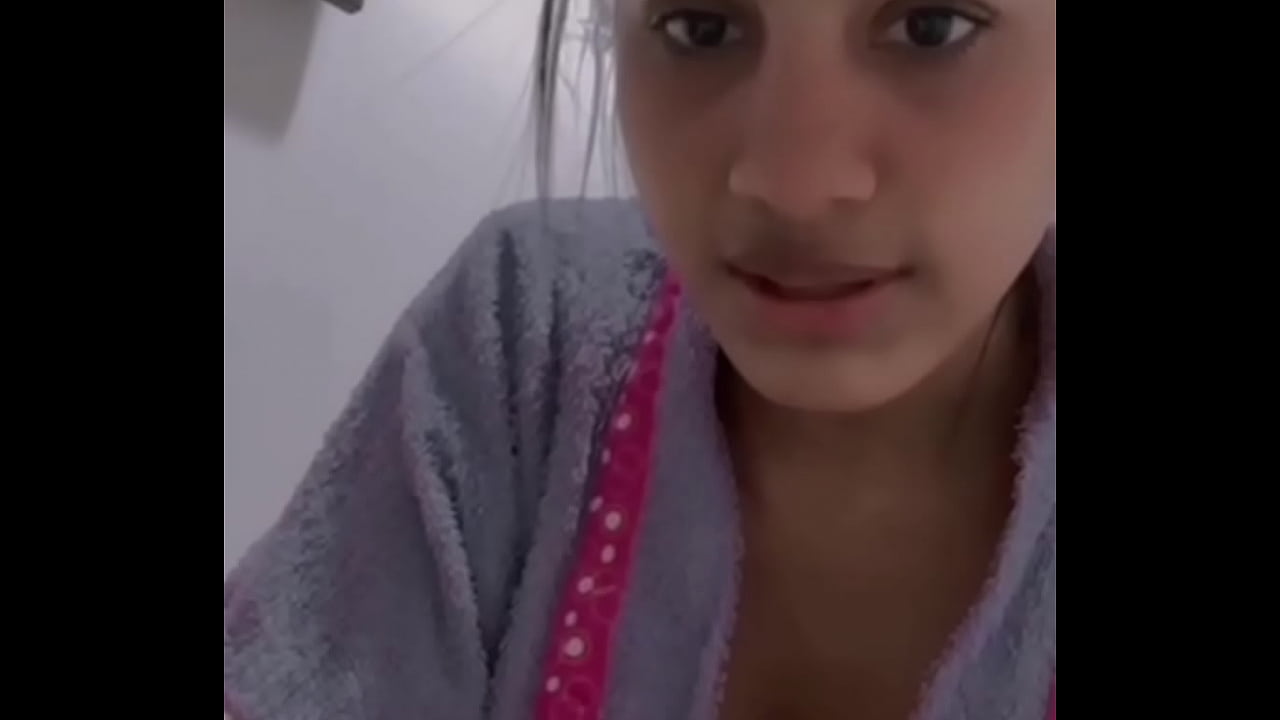 Sexi venezolana cocina en bata y se le ve de mas