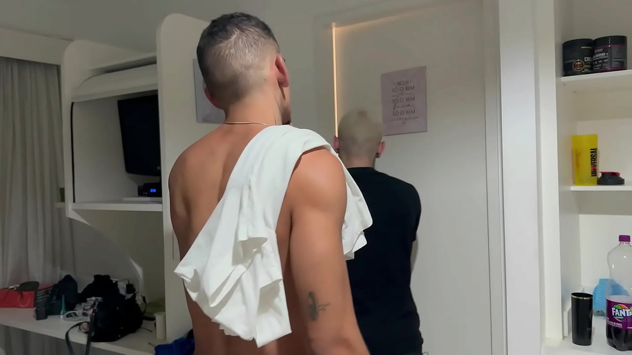 FUDENDO COM O VIZINHO NA ESCADA DO PREDIO