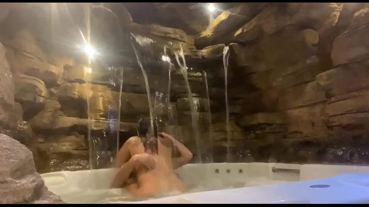 CASAL CURTINDO A LUA DE MEL NO MOTEL ESPOSA SE ACABANDO NA PICA