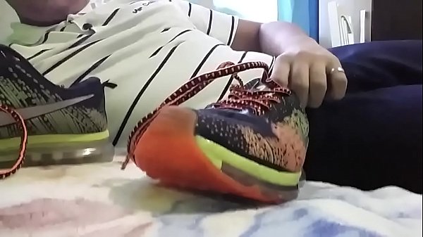 Eu peguei esse t&ecirc;nis emprestado dele sem ele saber mas tarde eu irei devolver, mas s&oacute; depois de ter curtido bastante essa porra deliciosa e excitante, ta com um cheirinho t&atilde;o gostoso. Fico com mais tes&atilde;o ainda s&oacute; de saber