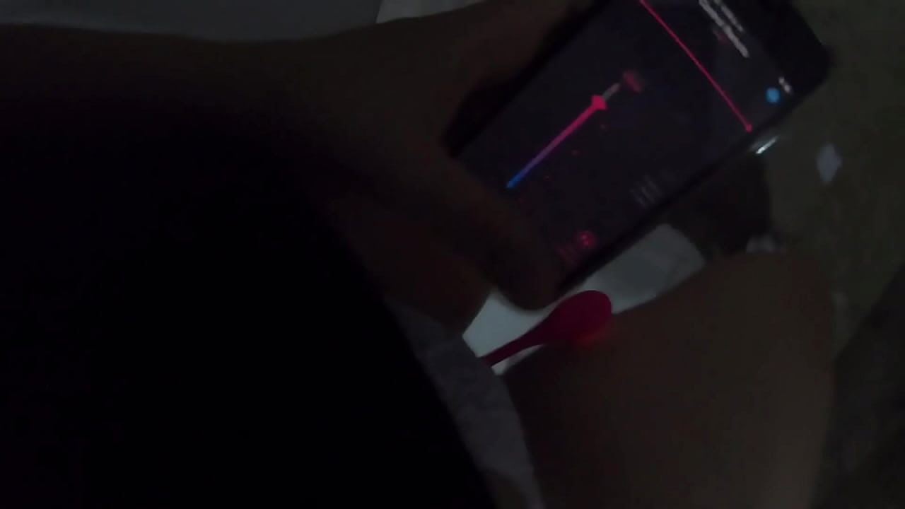 Chica colombiana se masturba y hace squirt despues de utilizar su juguete mientras caminaba