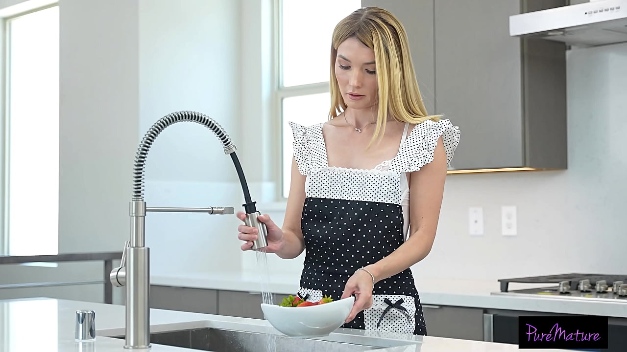 Slutty Cougar Lets Fat Dick Fill Up Her Twat