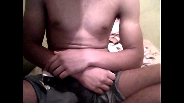 Moreno dotado exibe seu piroc&atilde;o e taca uma punheta gostosa na webcan