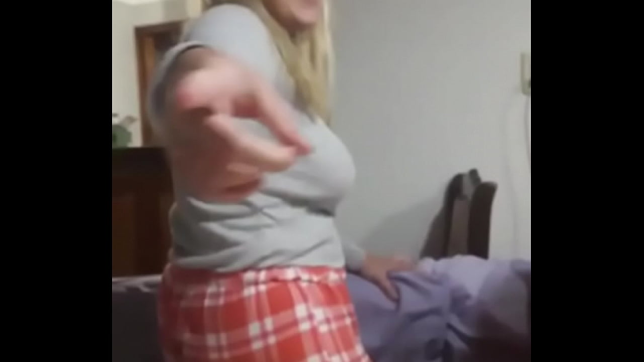 Tetas enormes en piyamada