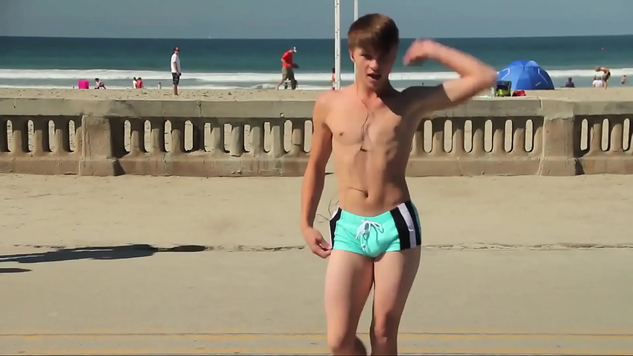 Twink dancing in the beach with speedo bulge / Novinho dan&ccedil;ando sunga na praia