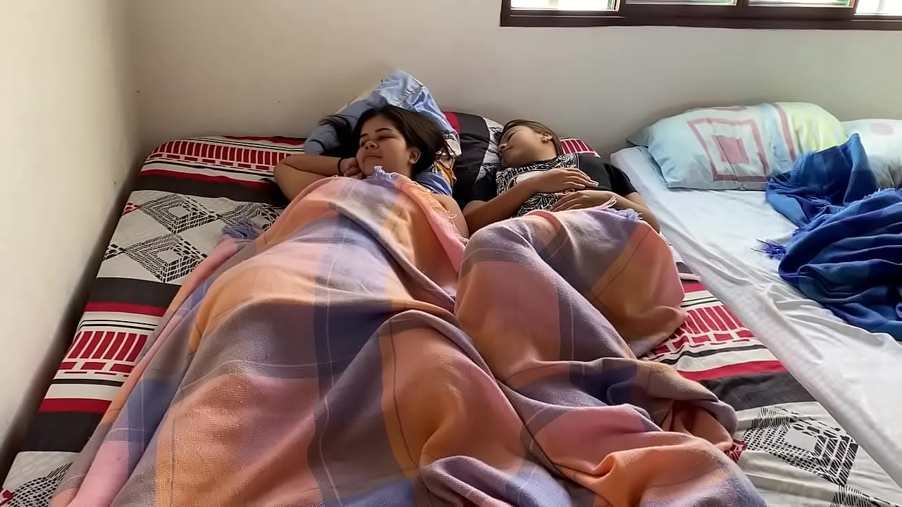 me follo a mi hermanast y le meto los dedos hasta que se cor y le orde&ntilde;o las tetas