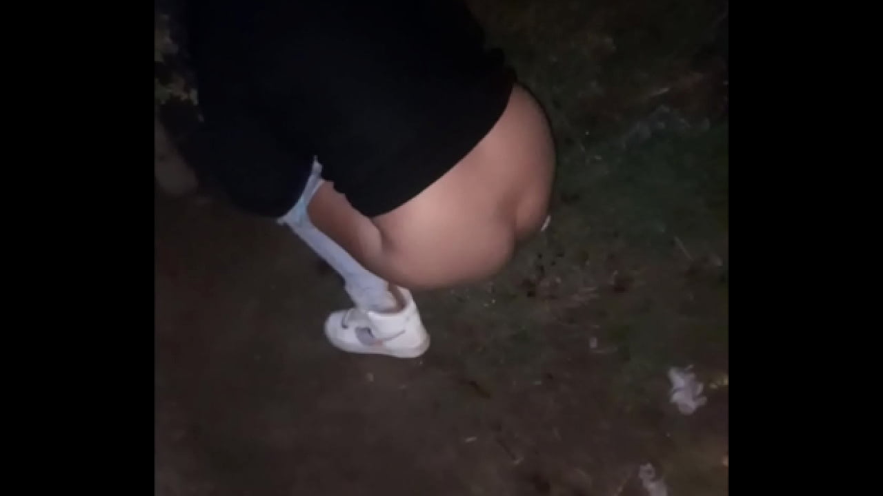 Mi cu&ntilde;ada toda peda meando en la calle despu&eacute;s de la fiesta