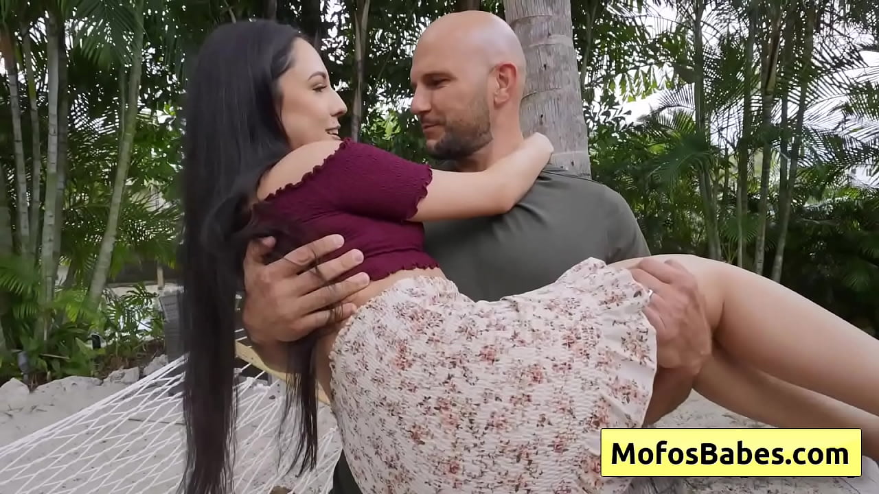 Lovely and hot blakc haired teenager cutie suck thick and massive dick