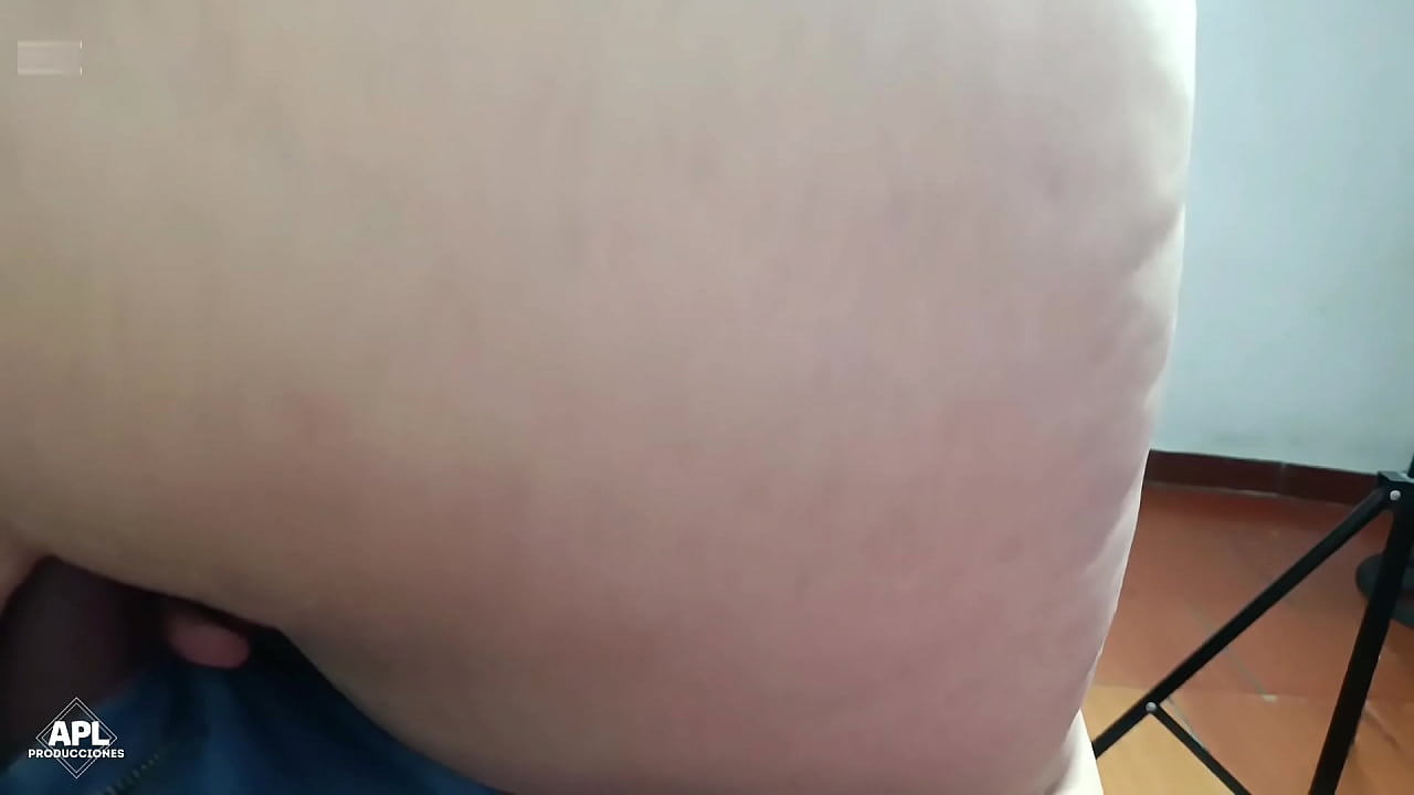 Le digo a mi madrastra que me haga un masaje en mis pies, pero cada vez que ella me los mueve le roso sus tetas y su co&ntilde;o hasta terminar follandola con su dildo favorito - Parte 2