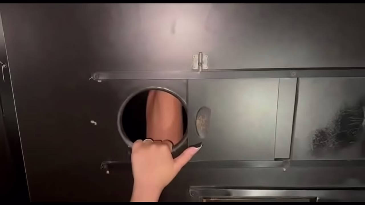 S&oacute; casada safada, falaram para os maridos cornos que fariam hora extra e foram para casa de swing distribuir buceta para os machos pauzudos.