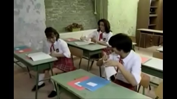 Ni&ntilde;as Mojando