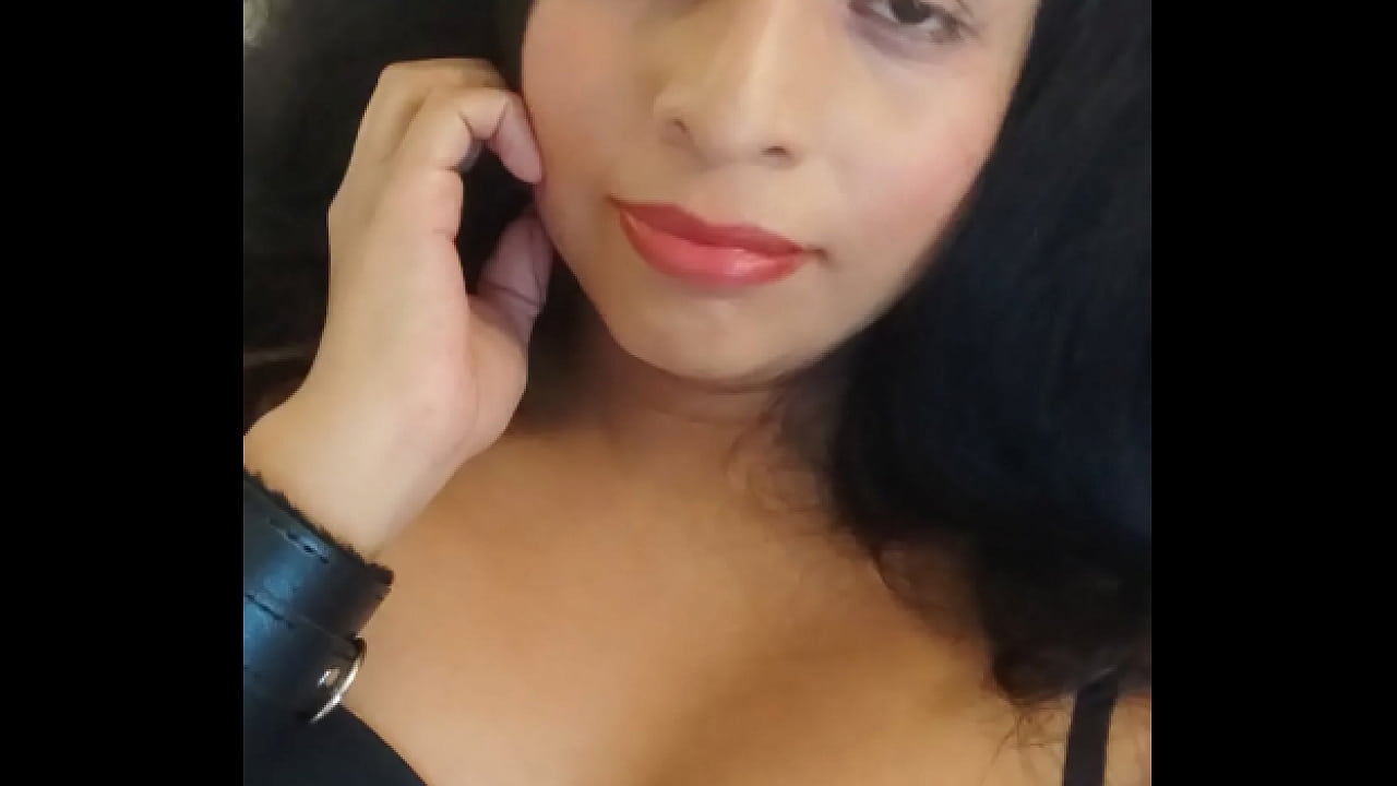 Muchacha travesti peruana pajeandose re delicioso