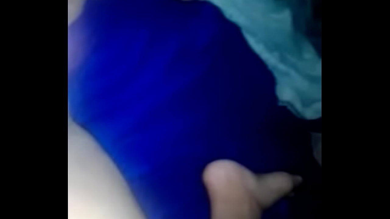 pillada con su juguete